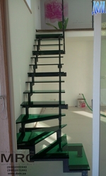 Стеклянная лестница с зелёными ступенями dom.ua/content/view/243/251